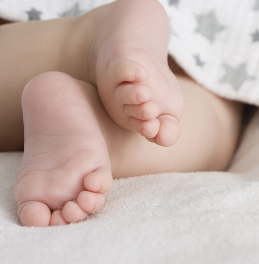 Pieds de bébé enveloppés dans une couverture